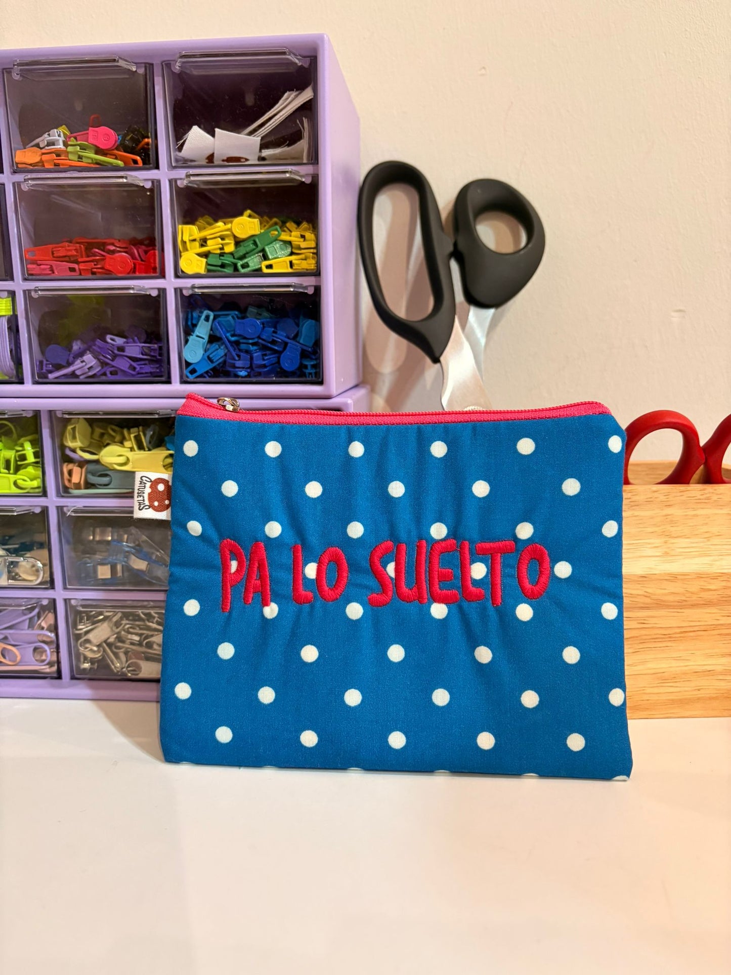 Azul lunares blancos letra roja - Monedero - PA LO SUELTO