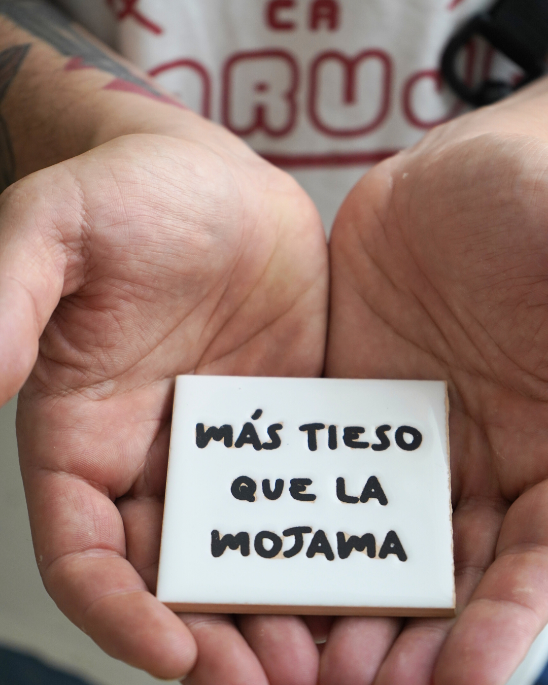 Azulejo imán de cerámica Más tieso que la mojama