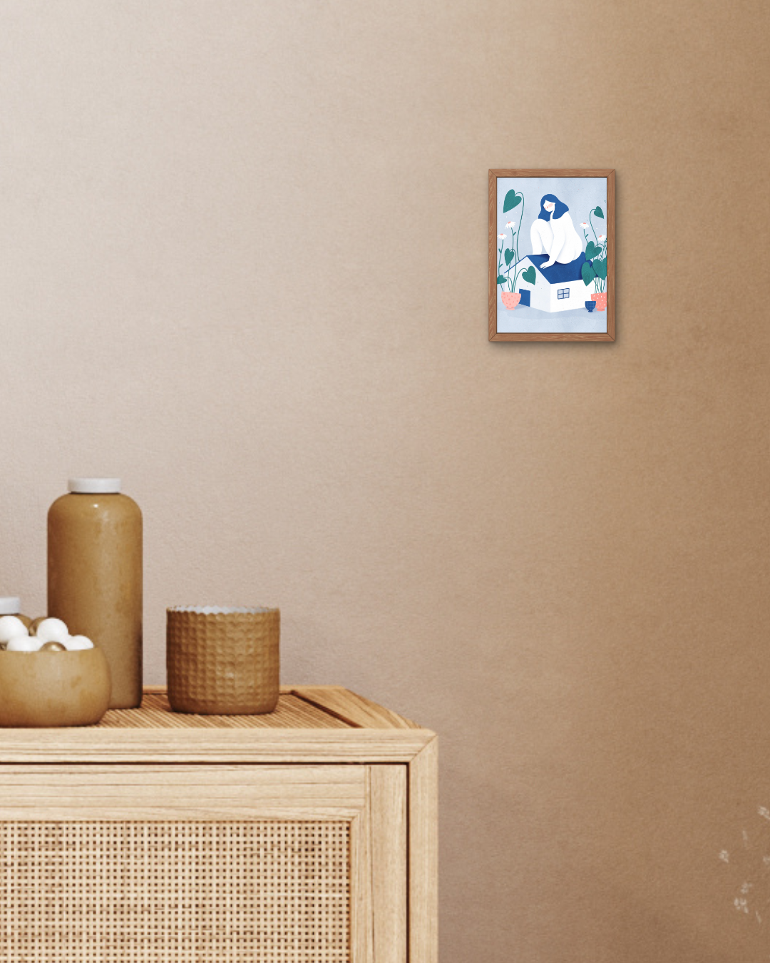 Postal Chica sentada casa