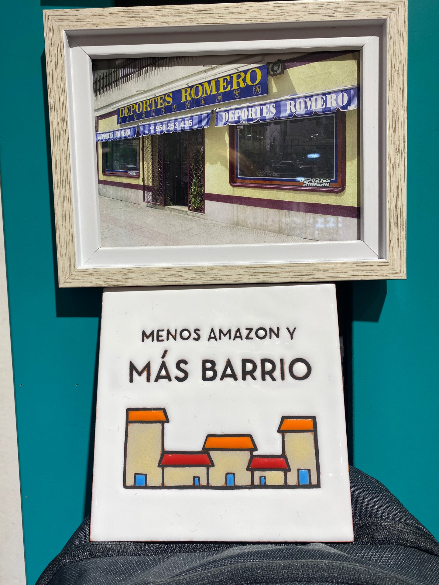 Azulejo de cerámica grande MENOS AMAZON Y MÁS BARRIO