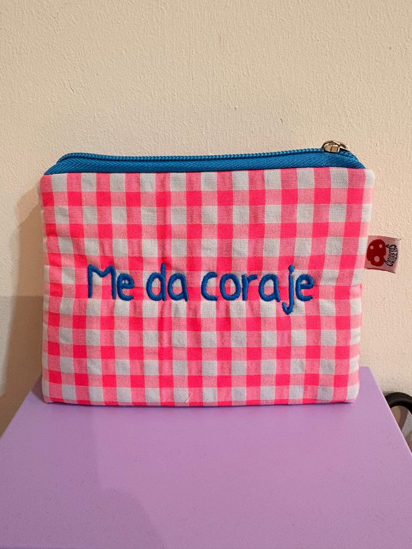 Vichy rosa flúor letra azul - Monedero - Me da coraje