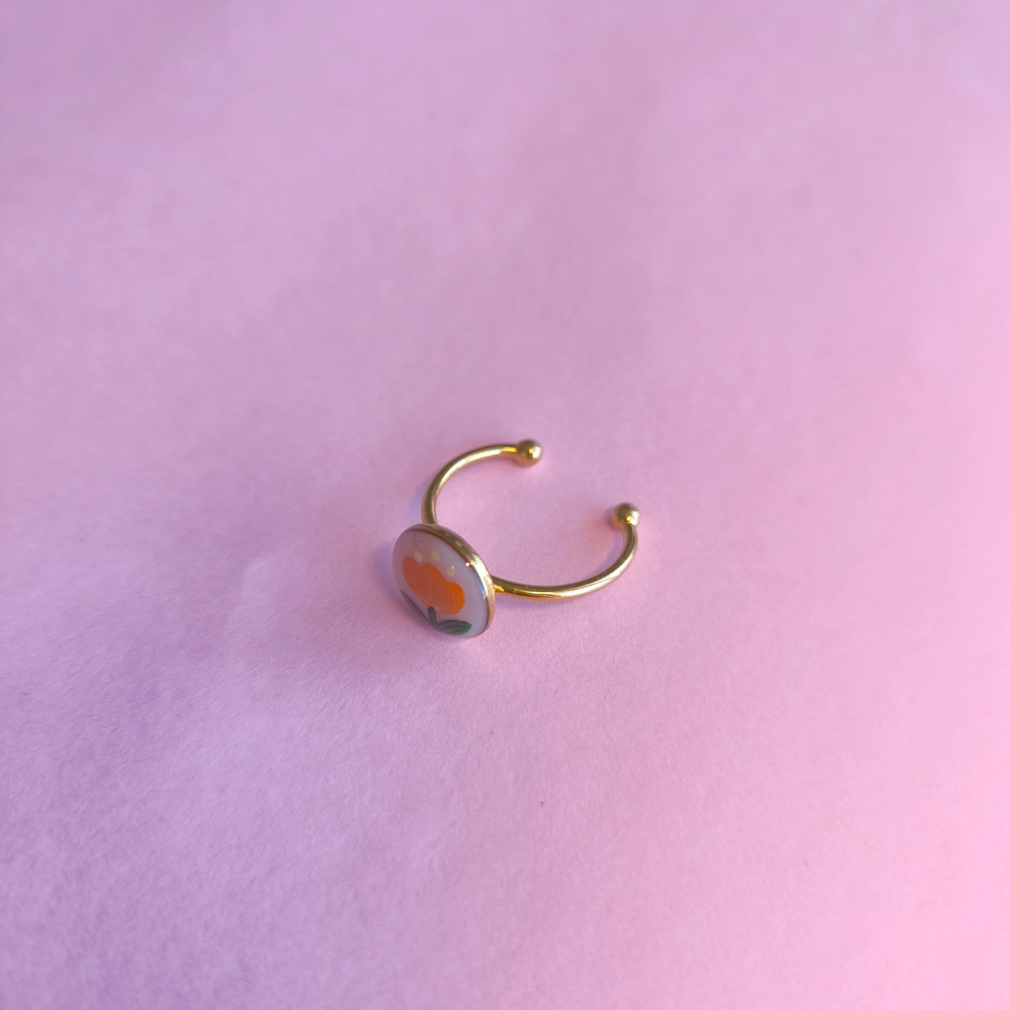 Anillo redondo con flor naranja (dorado)