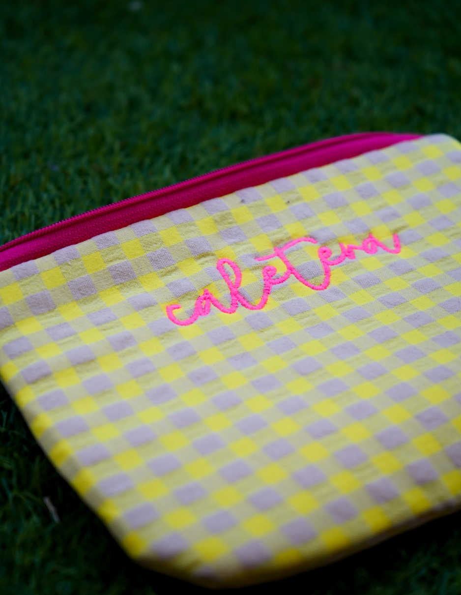 Vichy amarillo letra rosa - Caletera - Neceser flúor