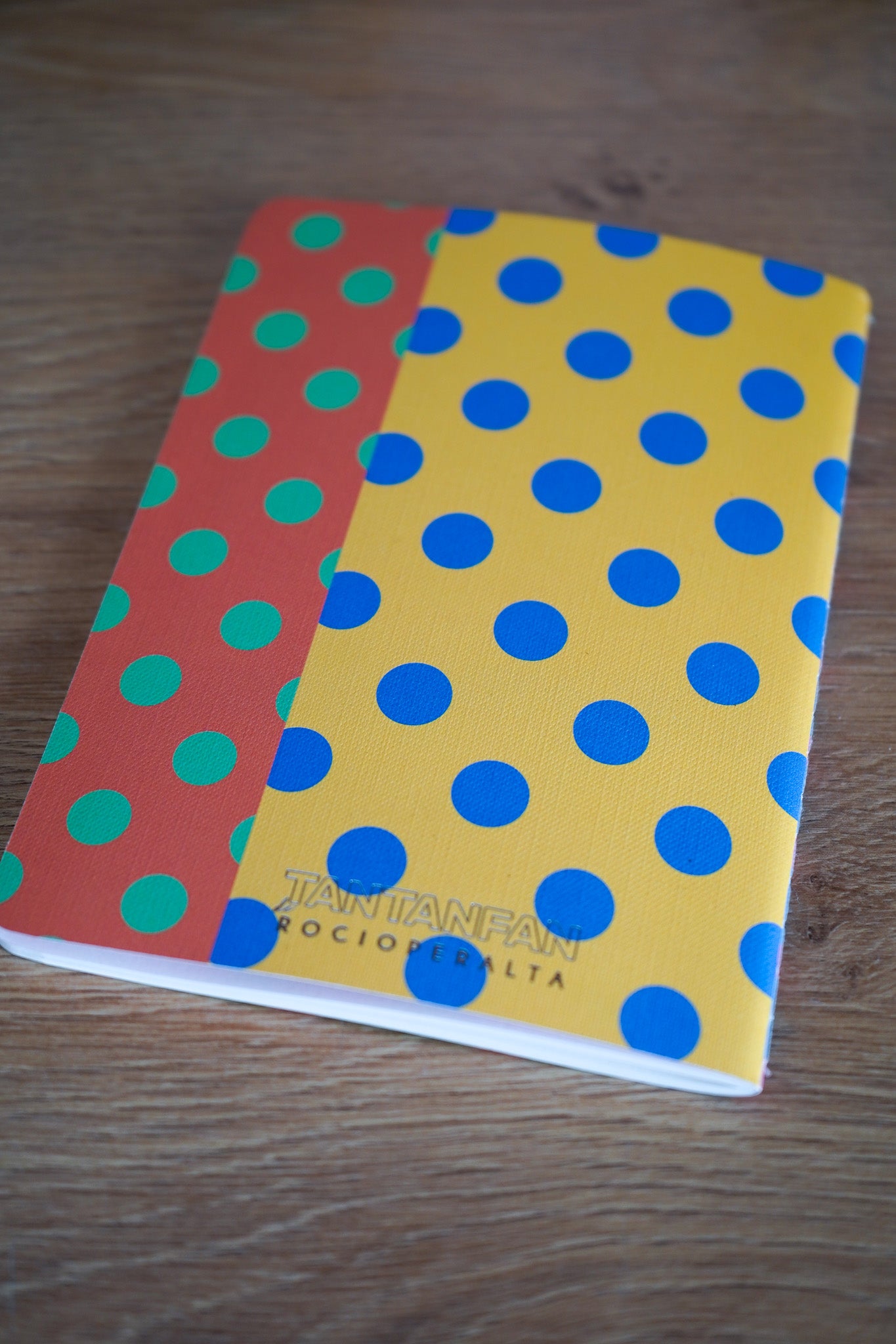 Rocío Peralta - Libreta verde lunares rojos