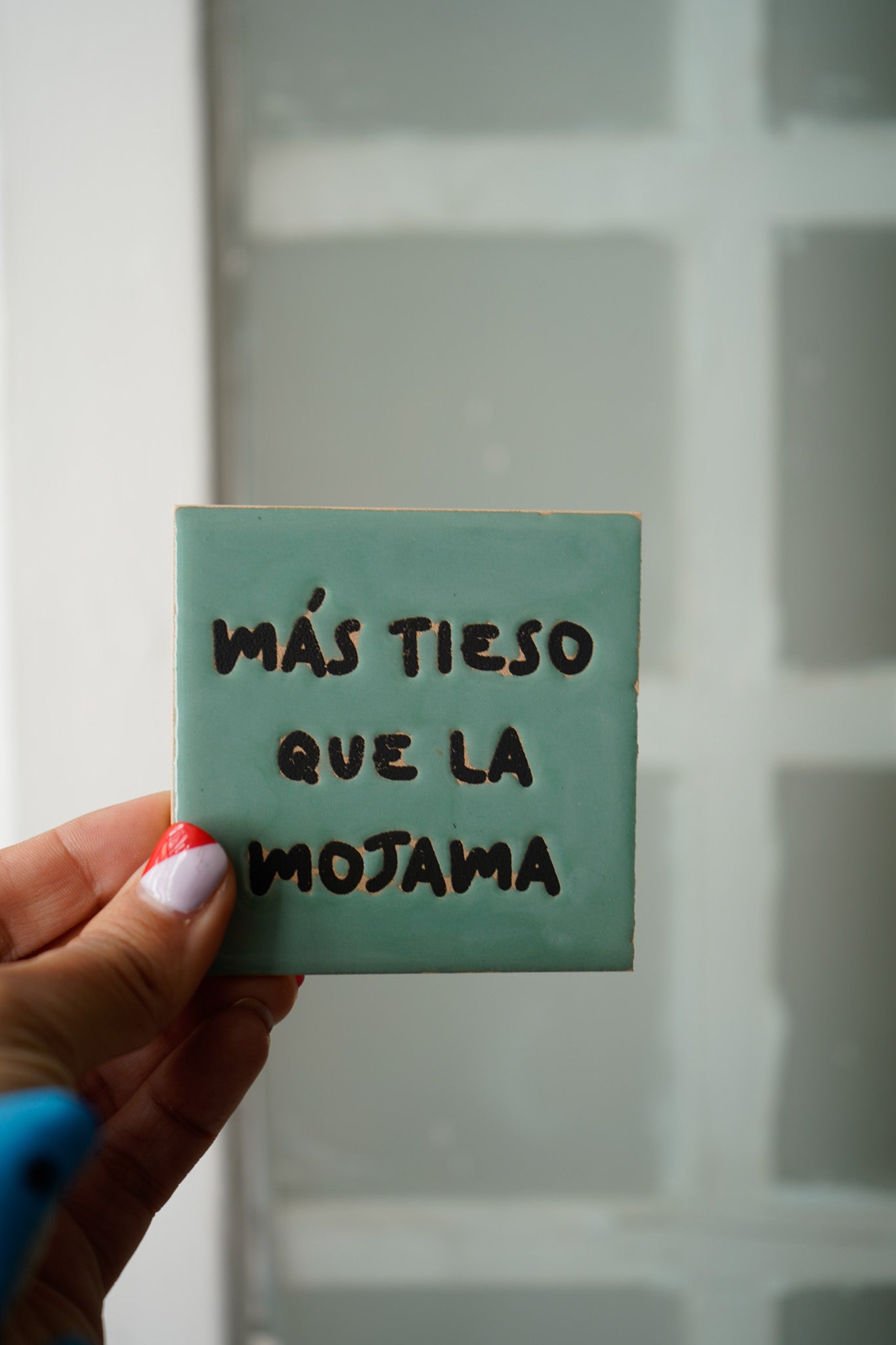 Azulejo imán de cerámica Más tieso que la mojama