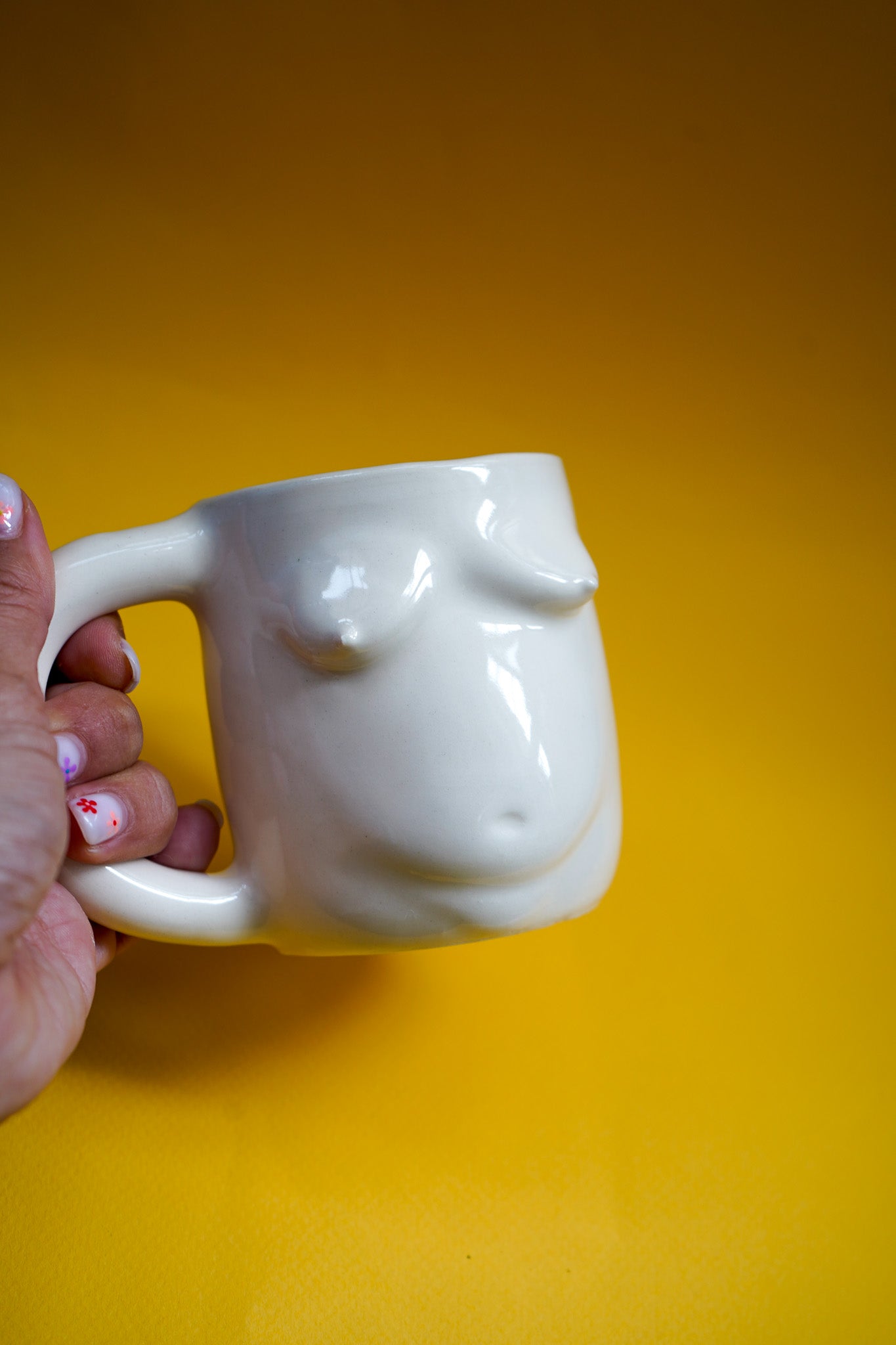 Taza con asa cuerpo femenino