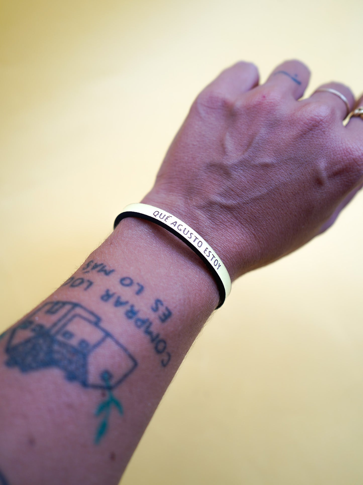 Pulsera Qué agusto estoy amarilla