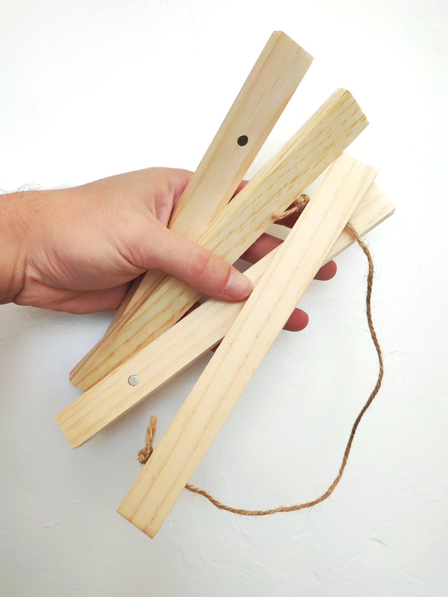Marco A4 imantado de madera y cuerda