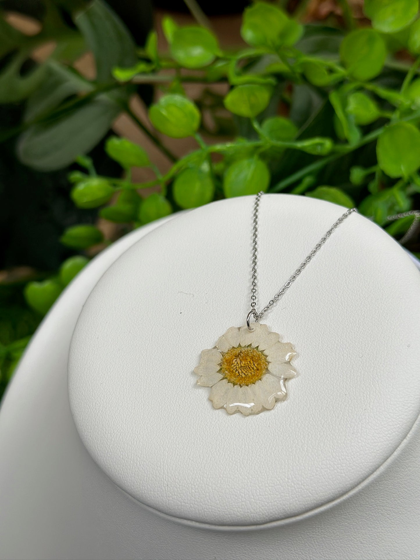 White daisy necklace