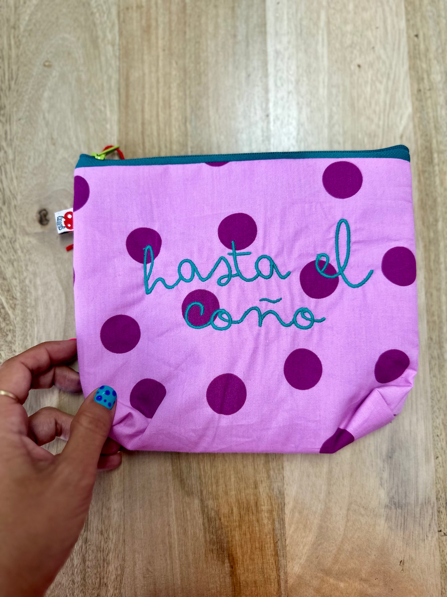 Lila lunares grandes fucsia letra turquesa - Hasta el coño - Neceser