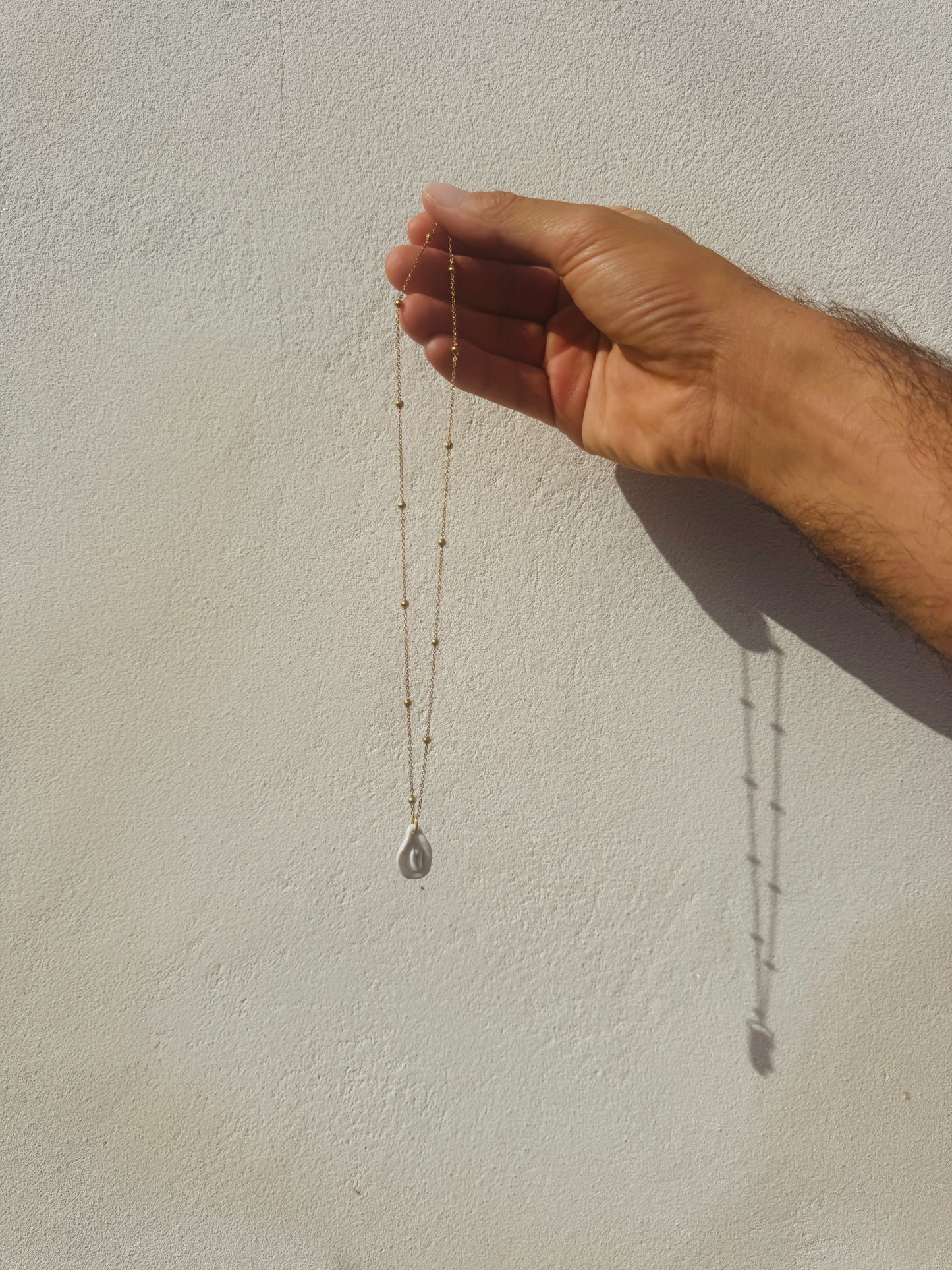 Collar coño cerámica y cadena dorada