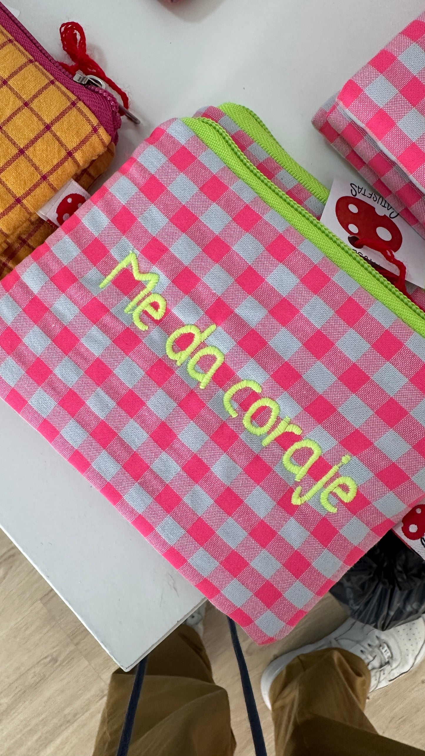 Vichy rosa flúor letra amarilla - Monedero - Me da coraje