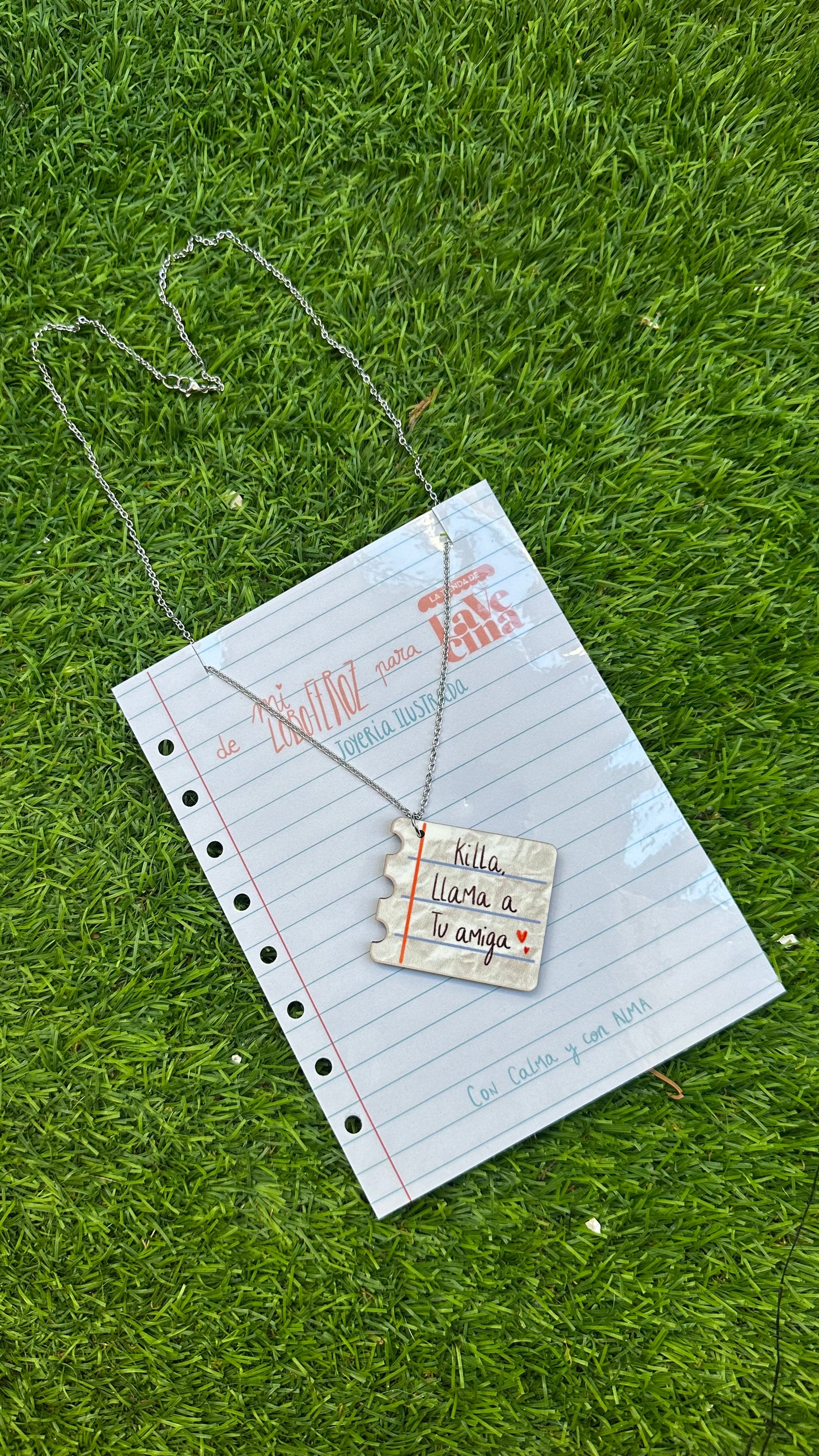 Collar "Killa, llama a tu amiga" notas