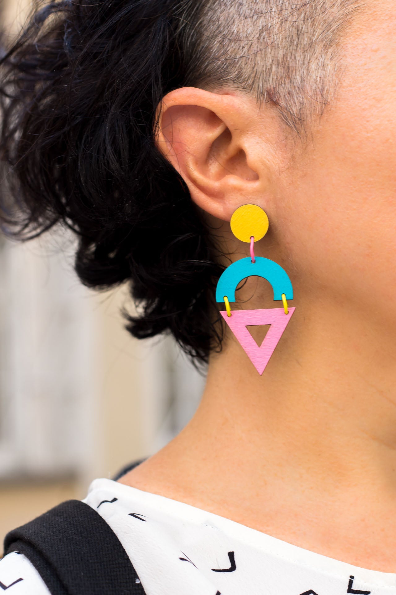 Pendientes círculo amarillo, turquesa y triángulo rosa
