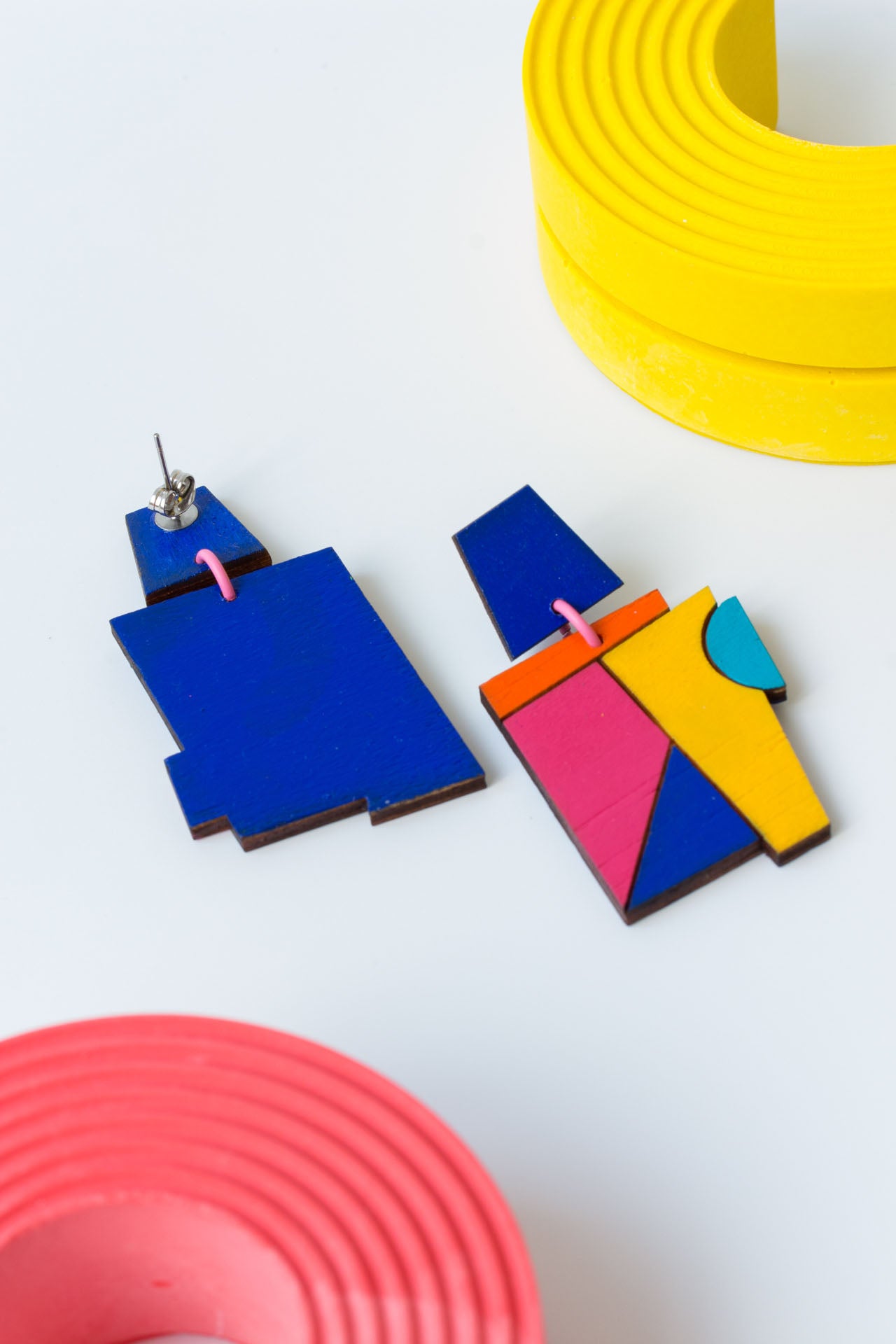 Pendientes retro azul y formas de colores