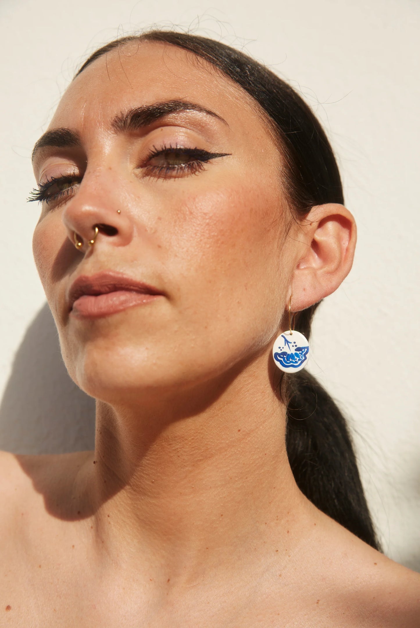 Pendientes clavel azul pintado a mano