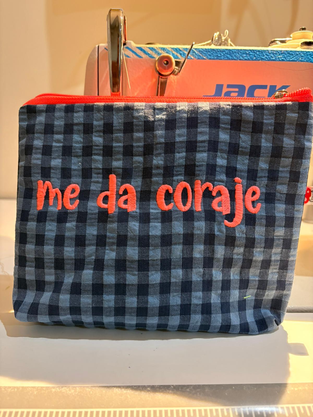 Neceser me da coraje vichy azul letra rosa