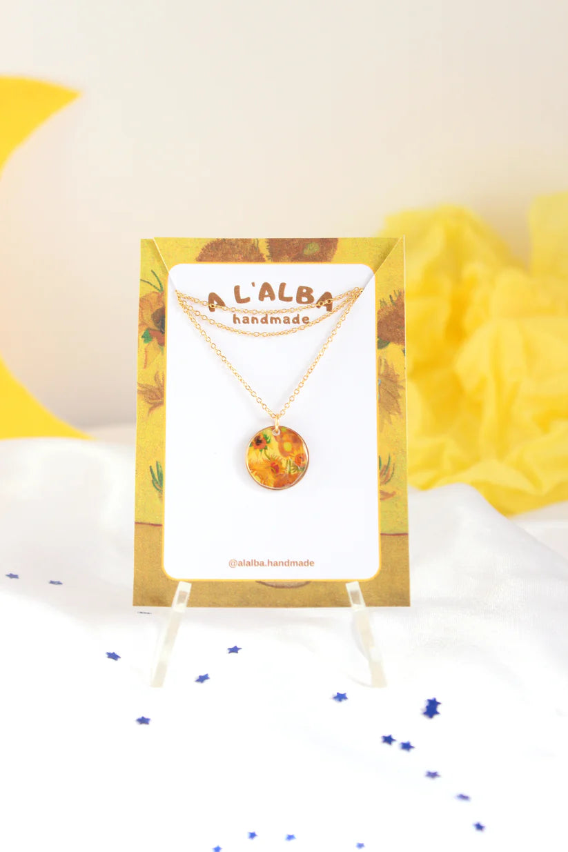 Collar dorado Girasoles - fondo amarillo