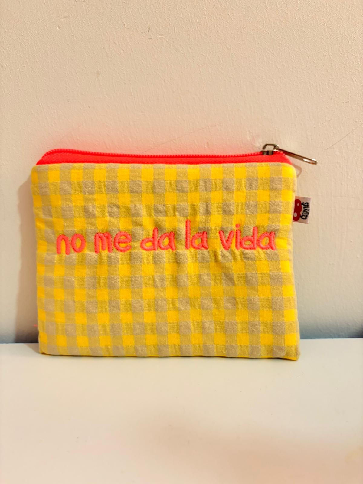 Vichy amarillo letra rosa fucsia - Monedero - No me da la vida