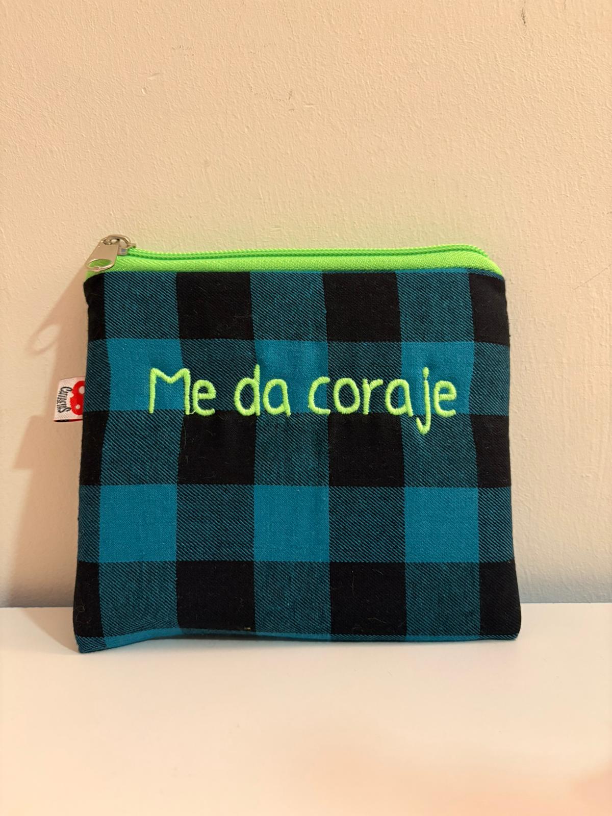 Azul cuadros negros letra verde - Monedero - Me da coraje