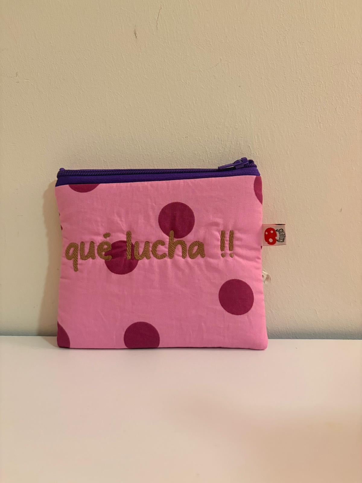 Malva lunares letra gris - Monedero - Qué lucha