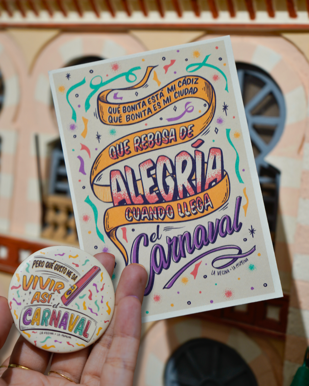 Postal + Chapa PEQUE Qué bonita está mi Cádiz y vivir así en Carnaval