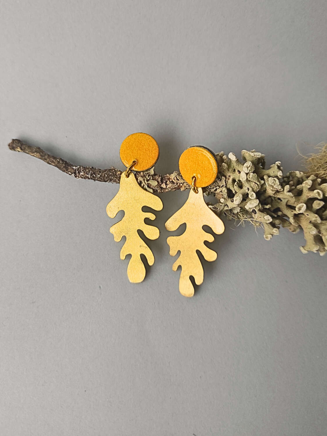 Pendientes alga amarillo - latón y cartón reciclado
