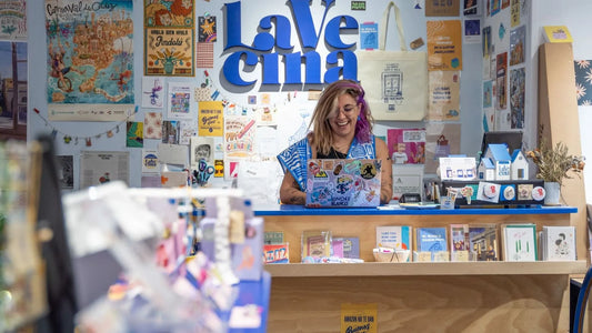 "Si te sientes solo, entra a charlar": el cartel solidario de una tienda de Cádiz que abre sus puertas al corazón de la gente