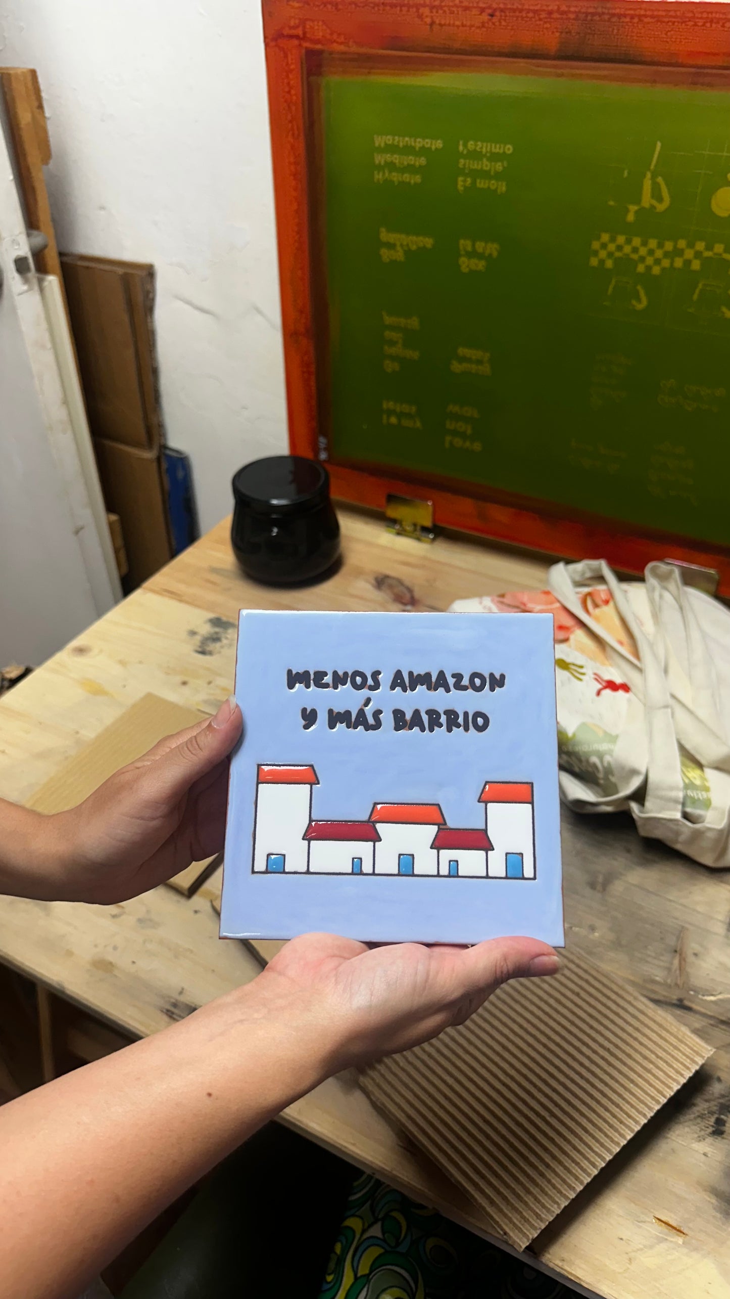 Azulejo de cerámica grande MENOS AMAZON Y MÁS BARRIO