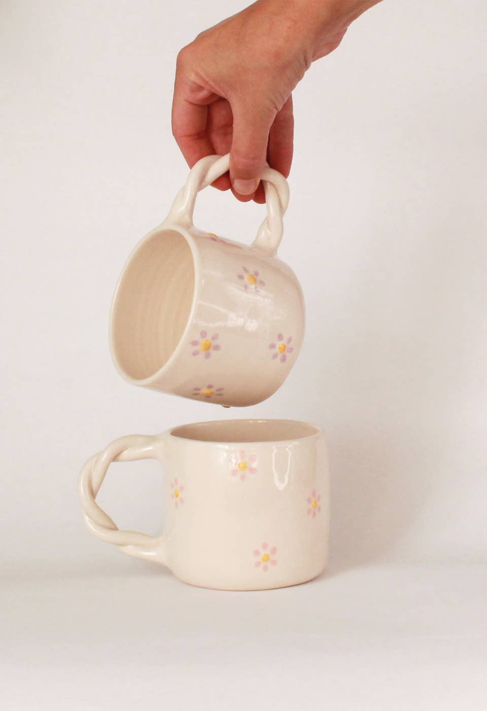 Taza con margaritas y asa trenzada