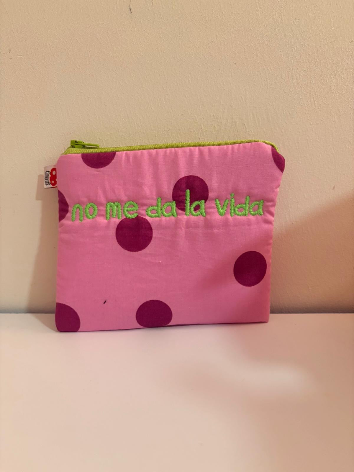 Malva lunares letra verde - Monedero - No me da la vida