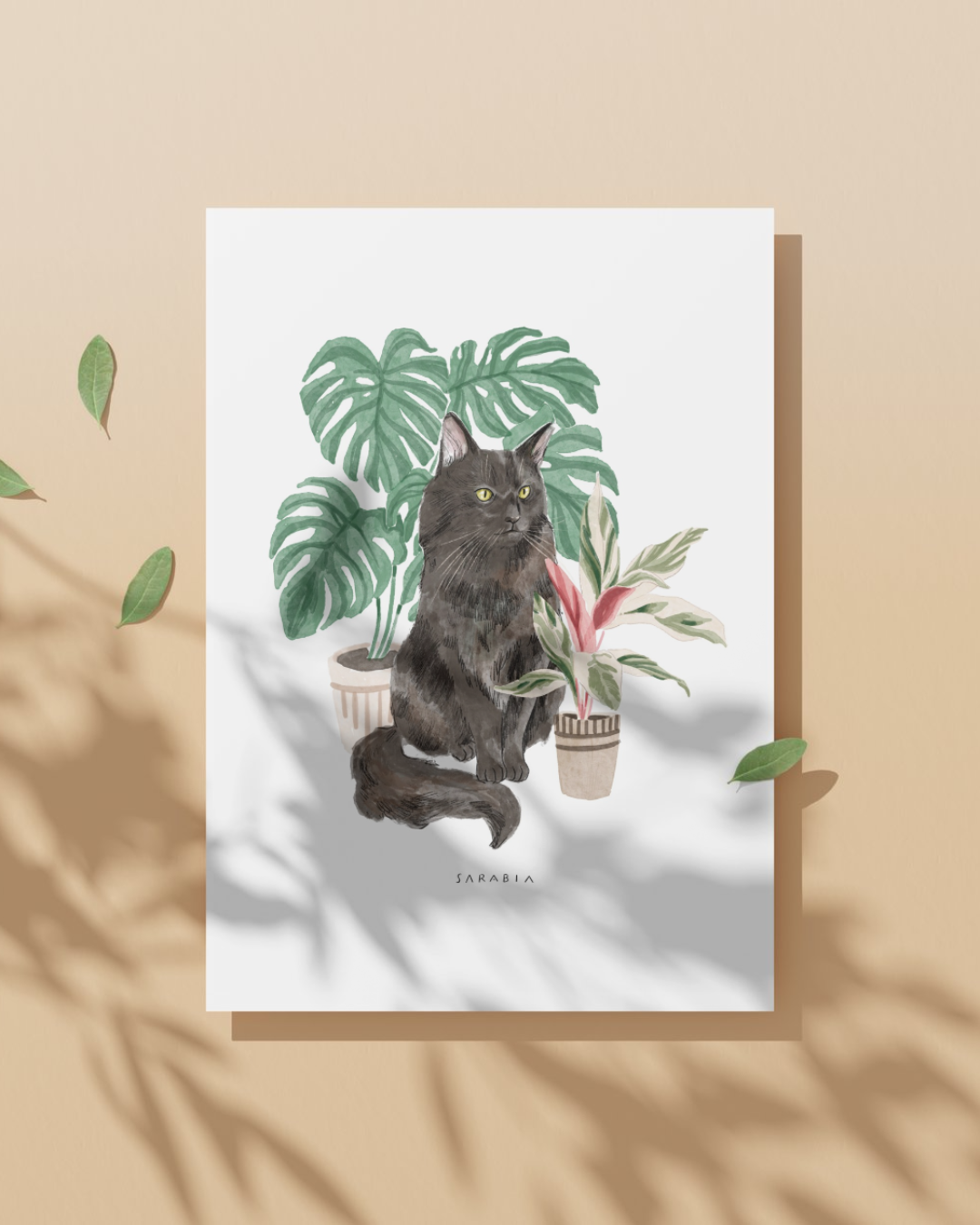 Lámina Gato negro peludo con planta monstera