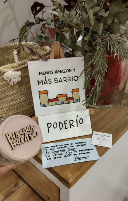 Azulejo de cerámica grande MENOS AMAZON Y MÁS BARRIO