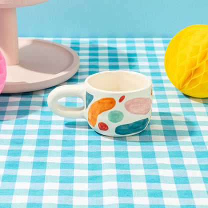 Taza con formas abstractas