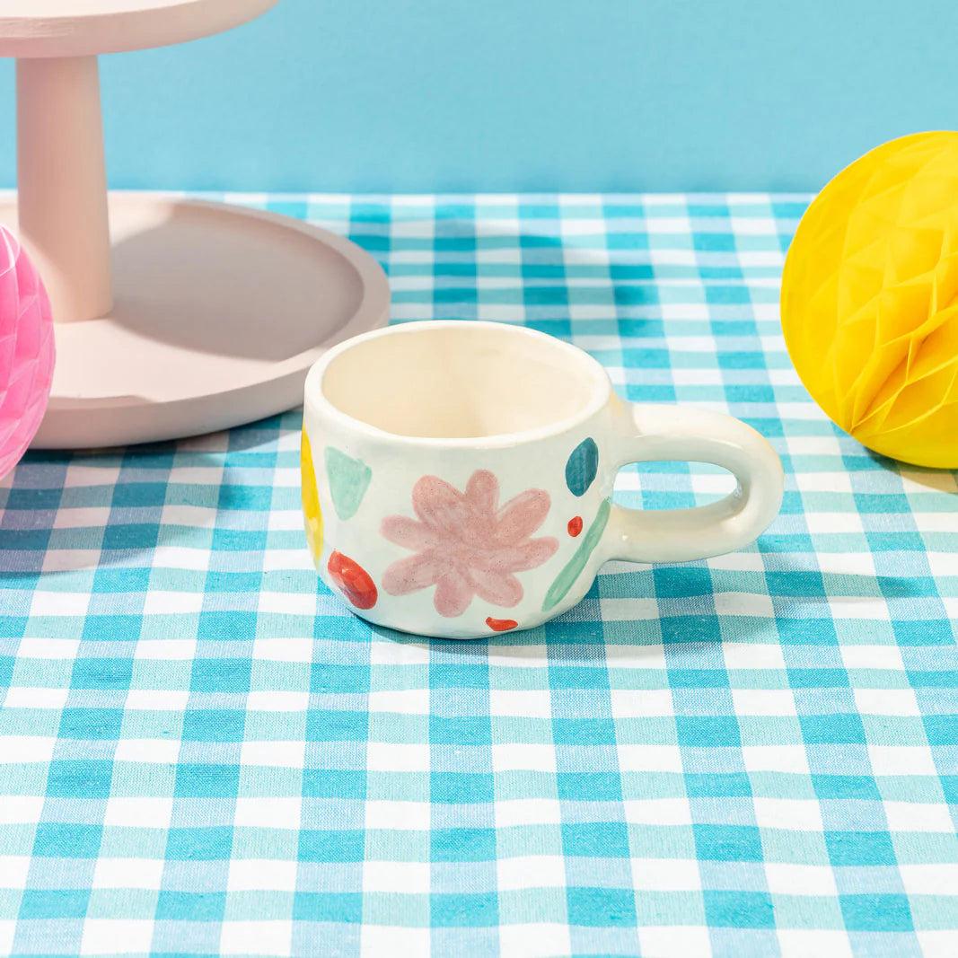 Taza con formas abstractas