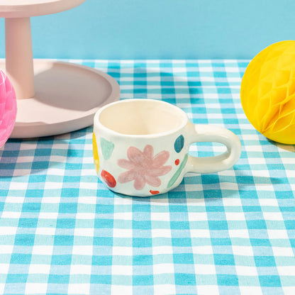 Taza con formas abstractas