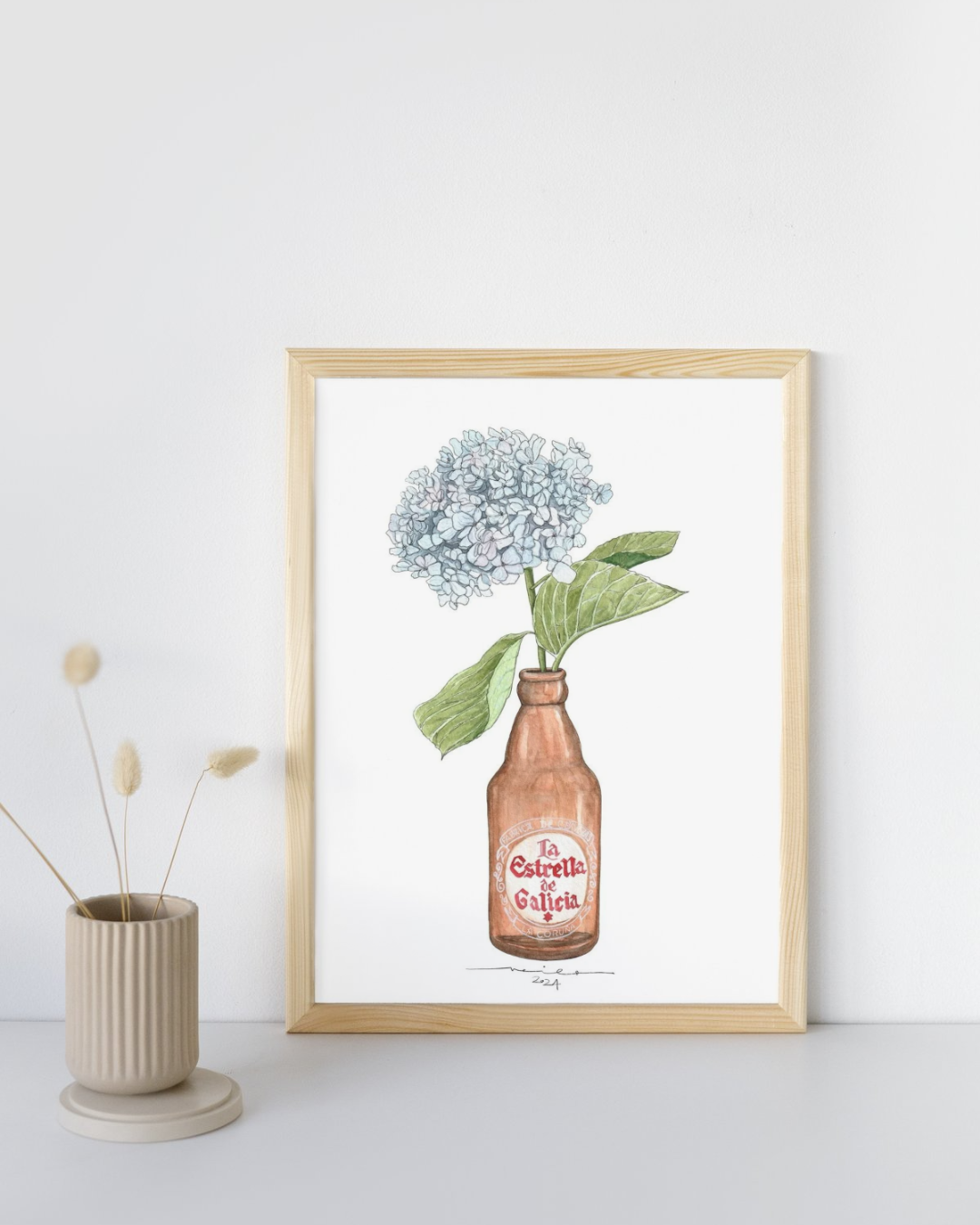 Lámina Botellín Estrella Galicia con flores hortensia