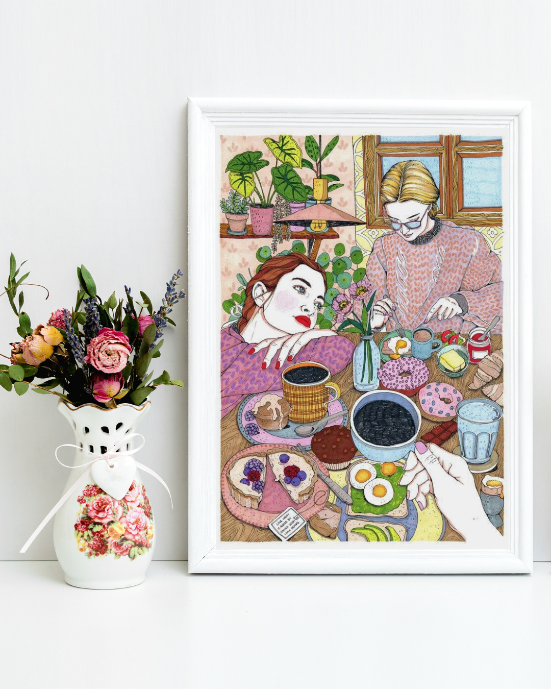 Lámina Chicas desayuno pensativa y taza de café