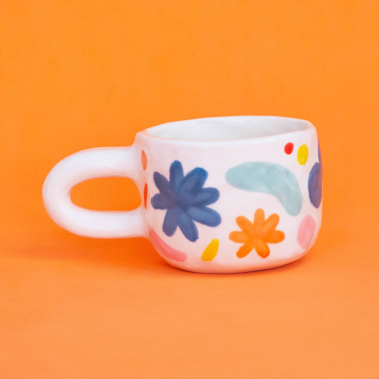 Taza con formas abstractas