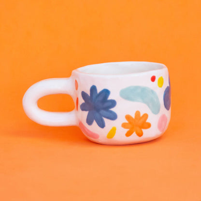 Taza con formas abstractas