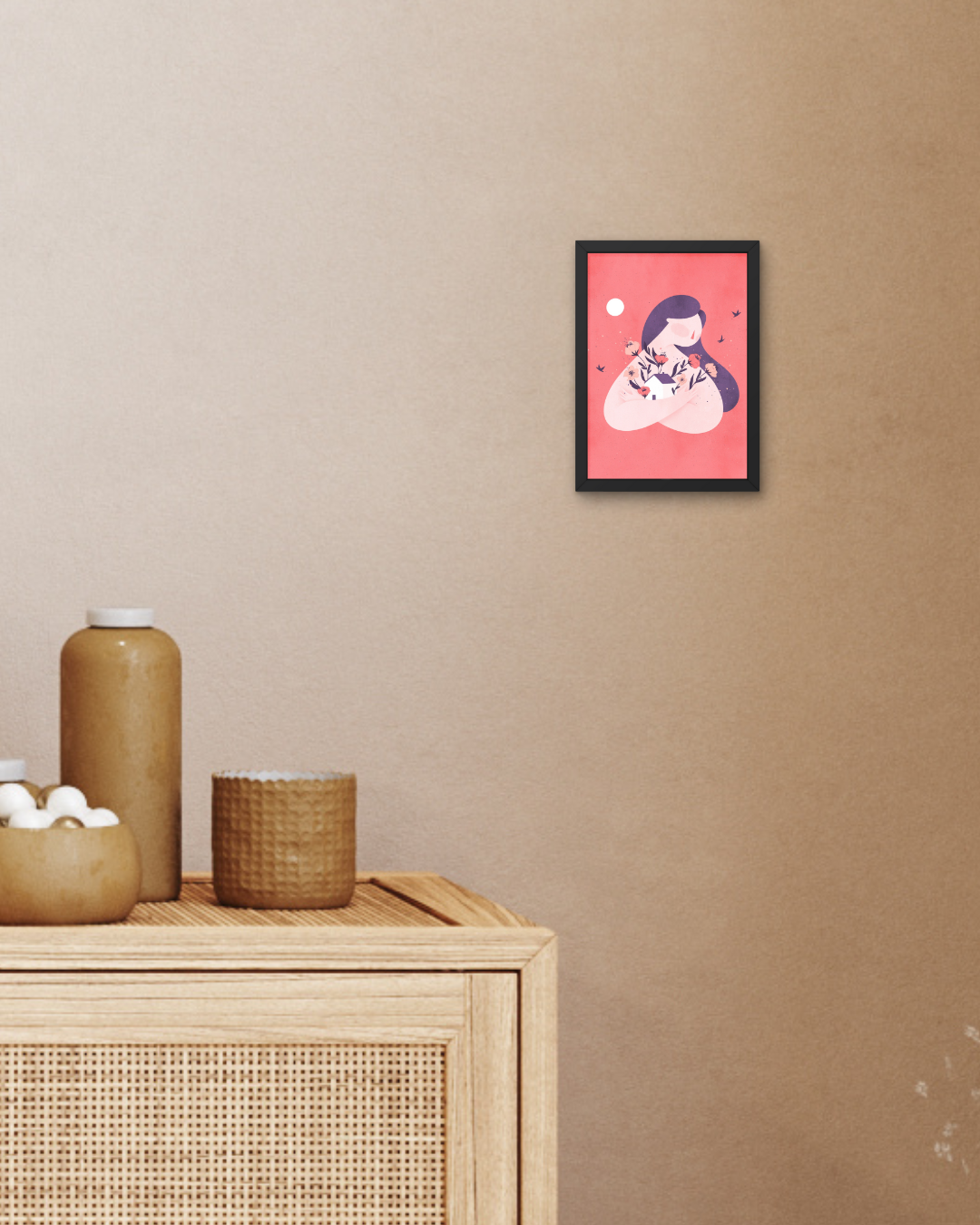 Postal Chica abrazando casa