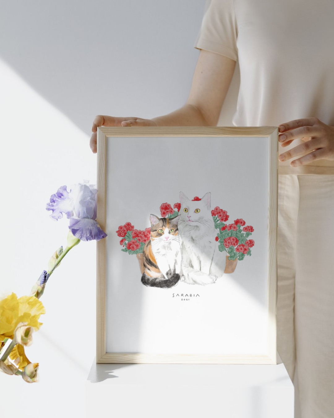 Lámina Gato blanco y gato marrón con rosas