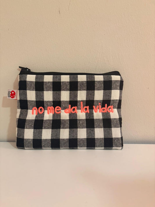 Vichy negro letra fucsia - Monedero - No me da la vida