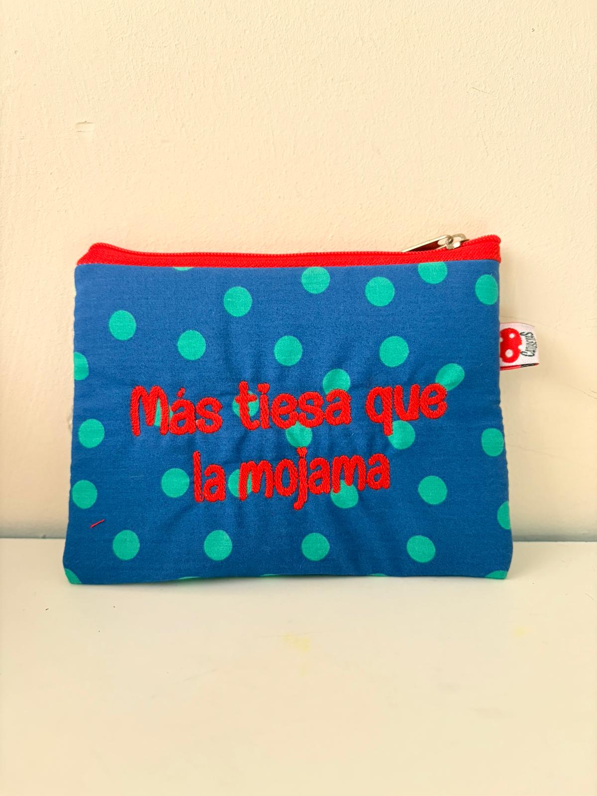 Azul lunares turquesa letra roja - Monedero - Más tiesa que la mojama