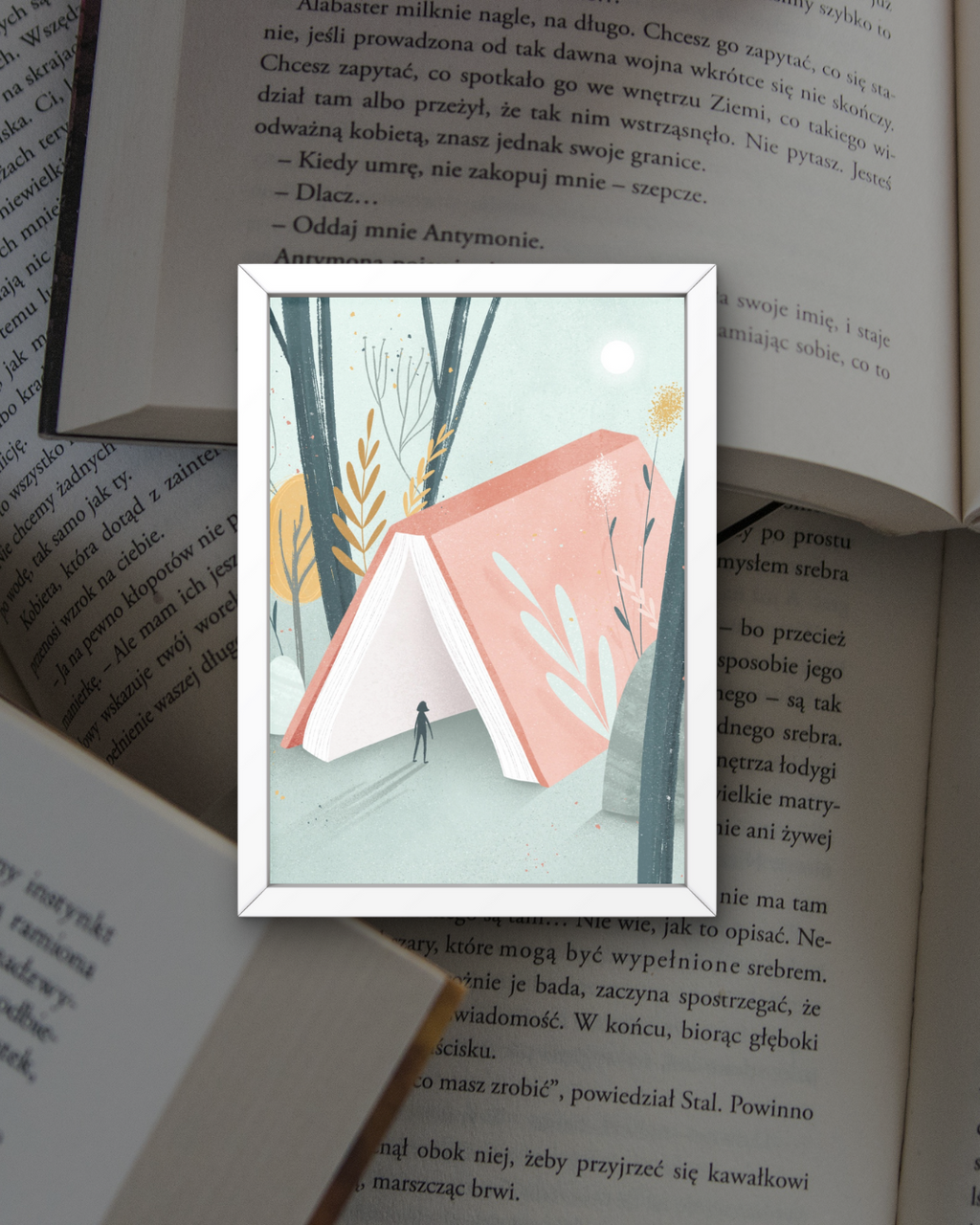 Postal Mujer entra en un libro