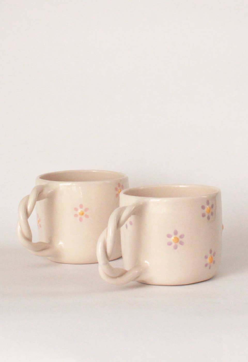 Taza con margaritas y asa trenzada