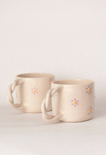 Taza con margaritas y asa trenzada