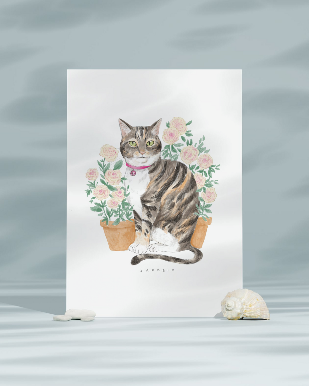 Lámina Gato gris y marrón con plantas