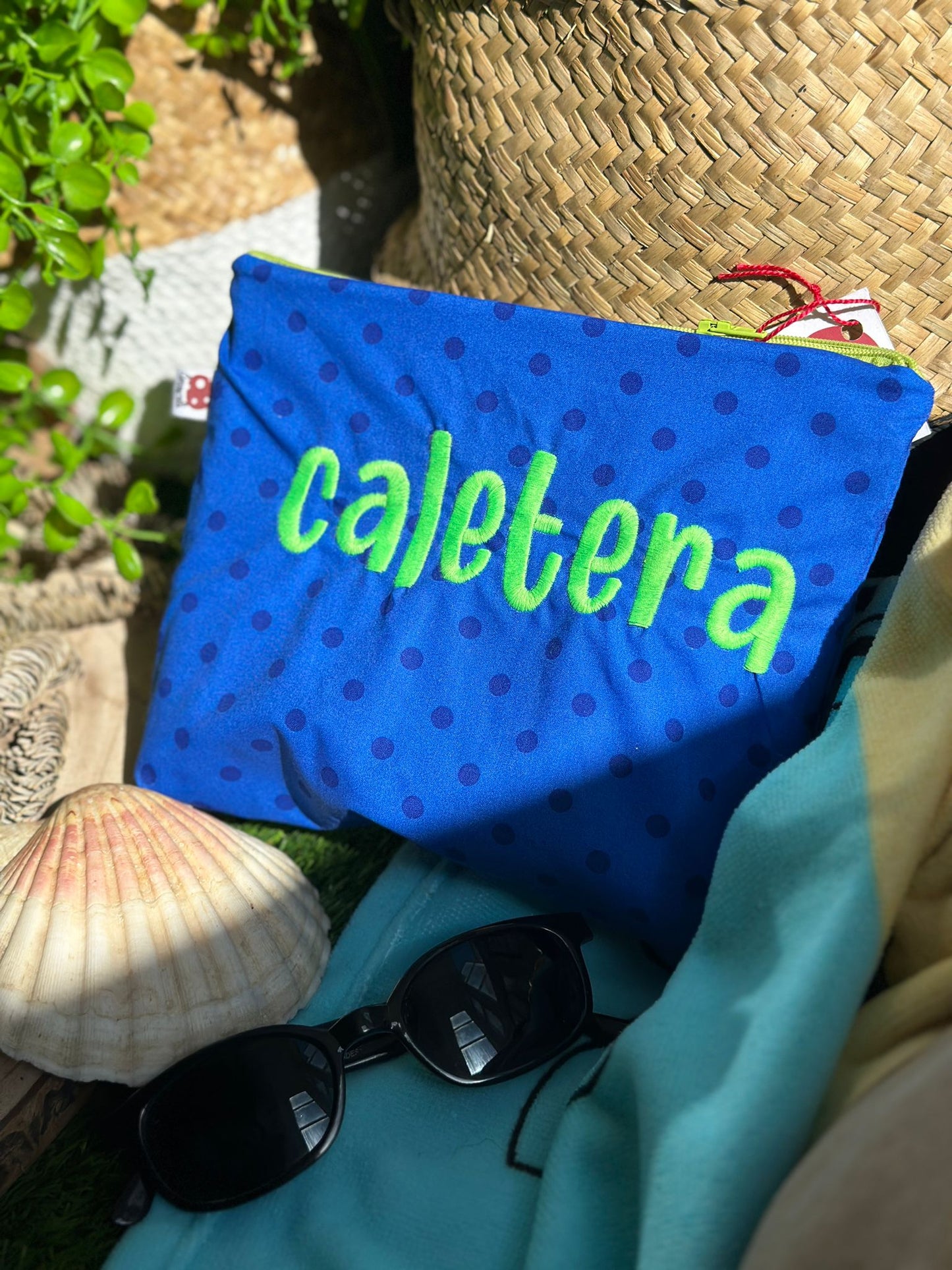 Caletera Cádiz Toiletry Bag - Neighbor blue polka dots green letter