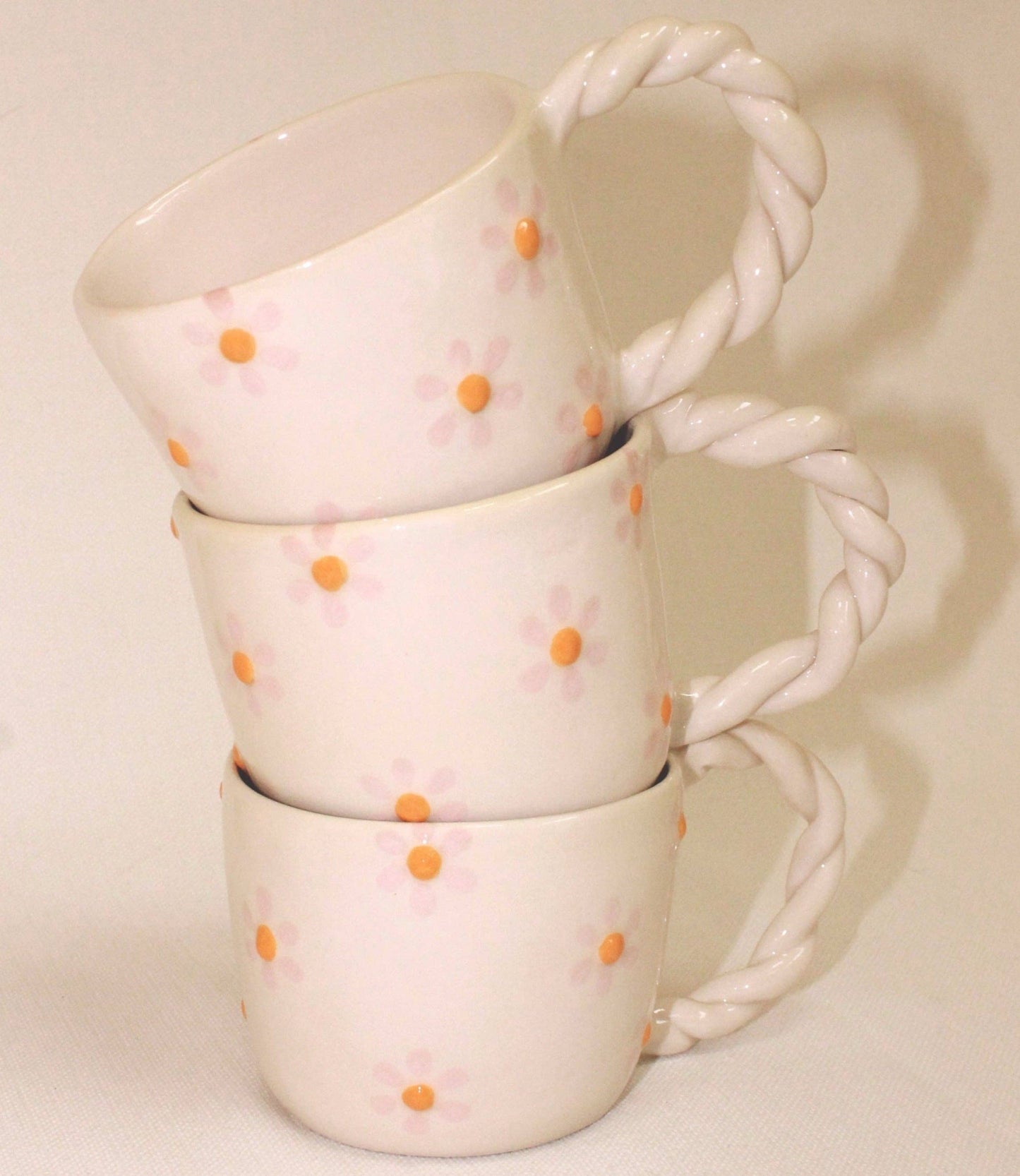 Taza con margaritas y asa trenzada